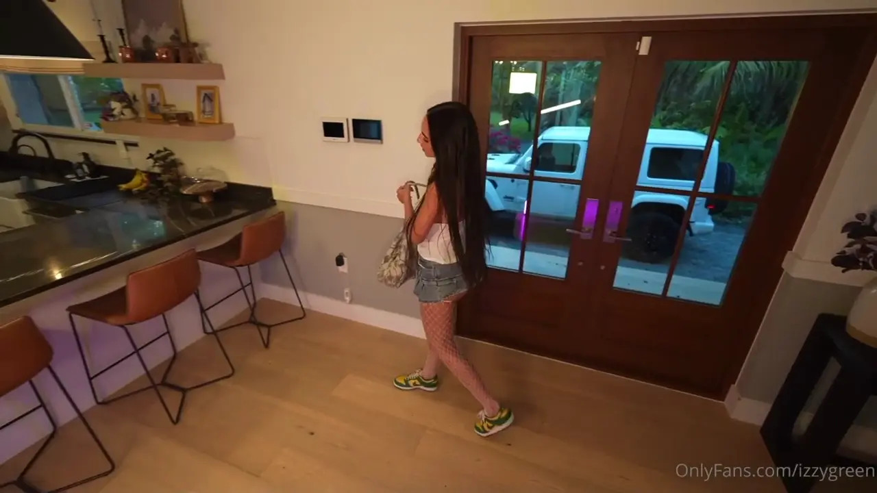 Izzy Green Double Penetrates Her Holes