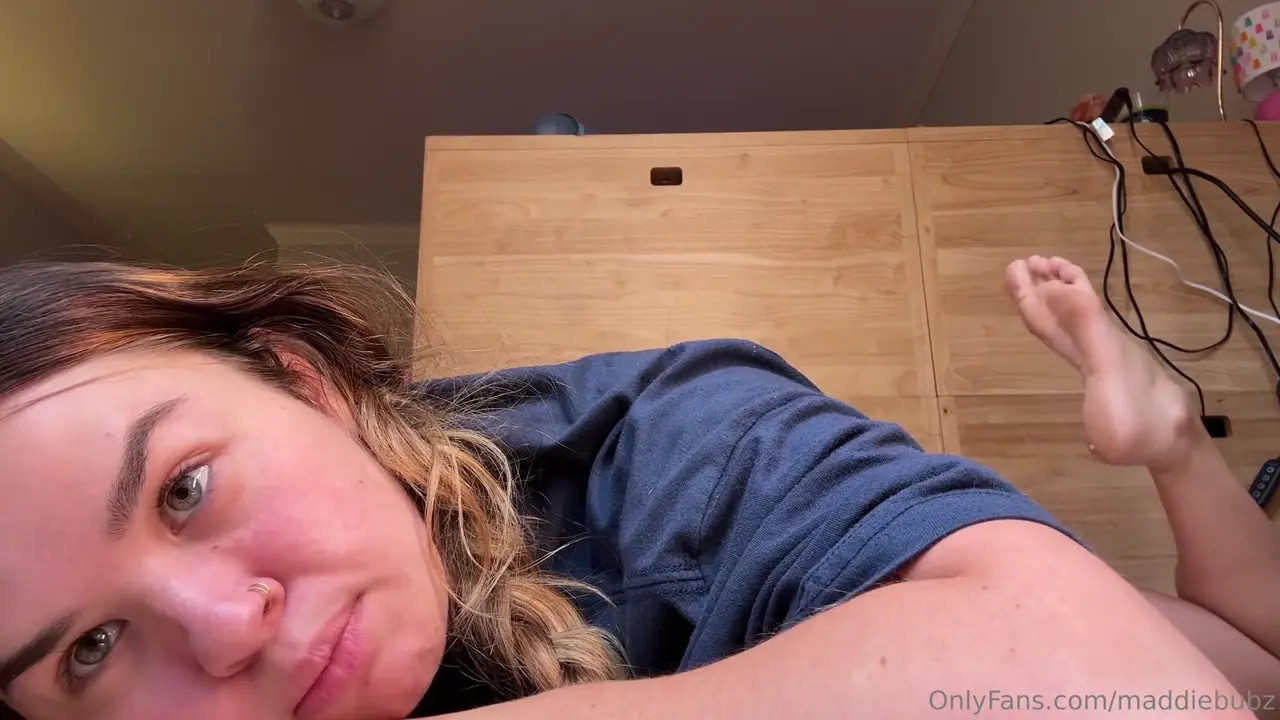 Bubblebratz Thrusts A Dildo In Her Pussy