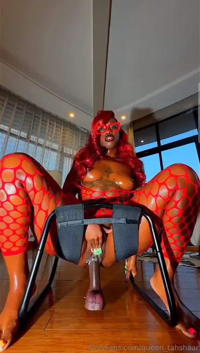 Queen_Tahshaar Loves Riding A Dildo