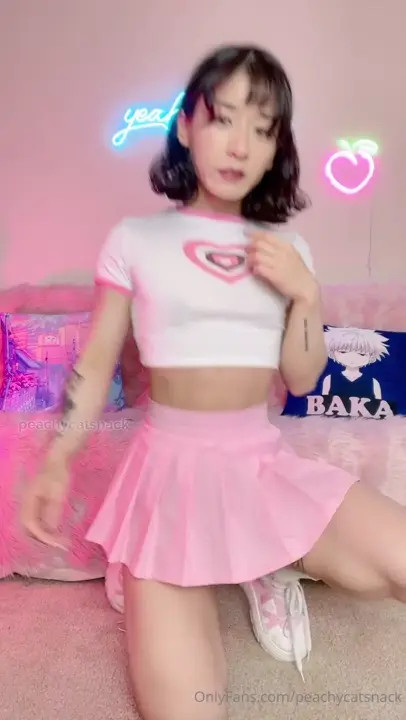 Peachycatsnack Masturbates Her Big Clit