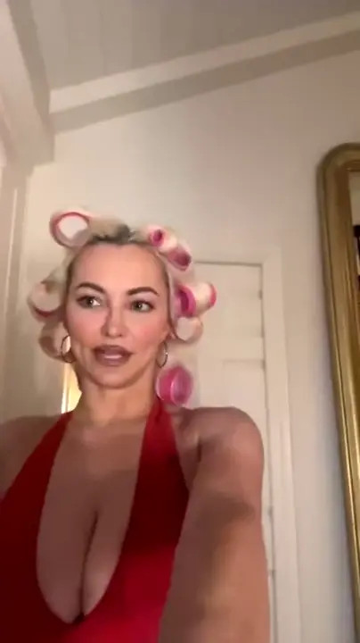 Lindsey Pelas Live Where At The End She Shows Her Tits