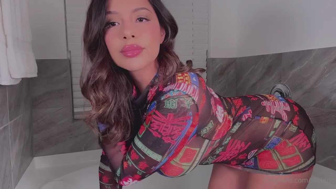 Skylerlo Masturbates Alone at Home