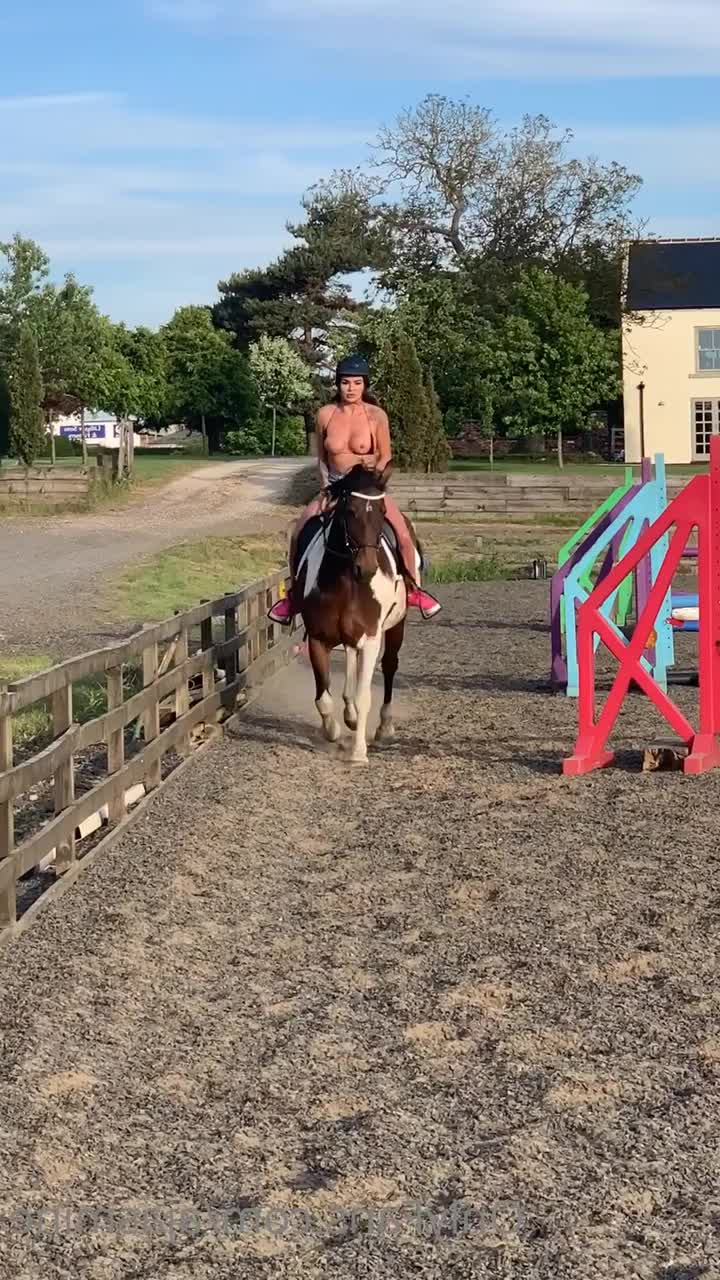 Goddess Lynn [ goddess_lynn ] - I’m just loving my new look! How much are you loving it? How about - ePornLeak