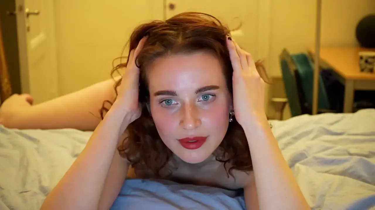 Ellaa91 Seduces Naked On Her Bed