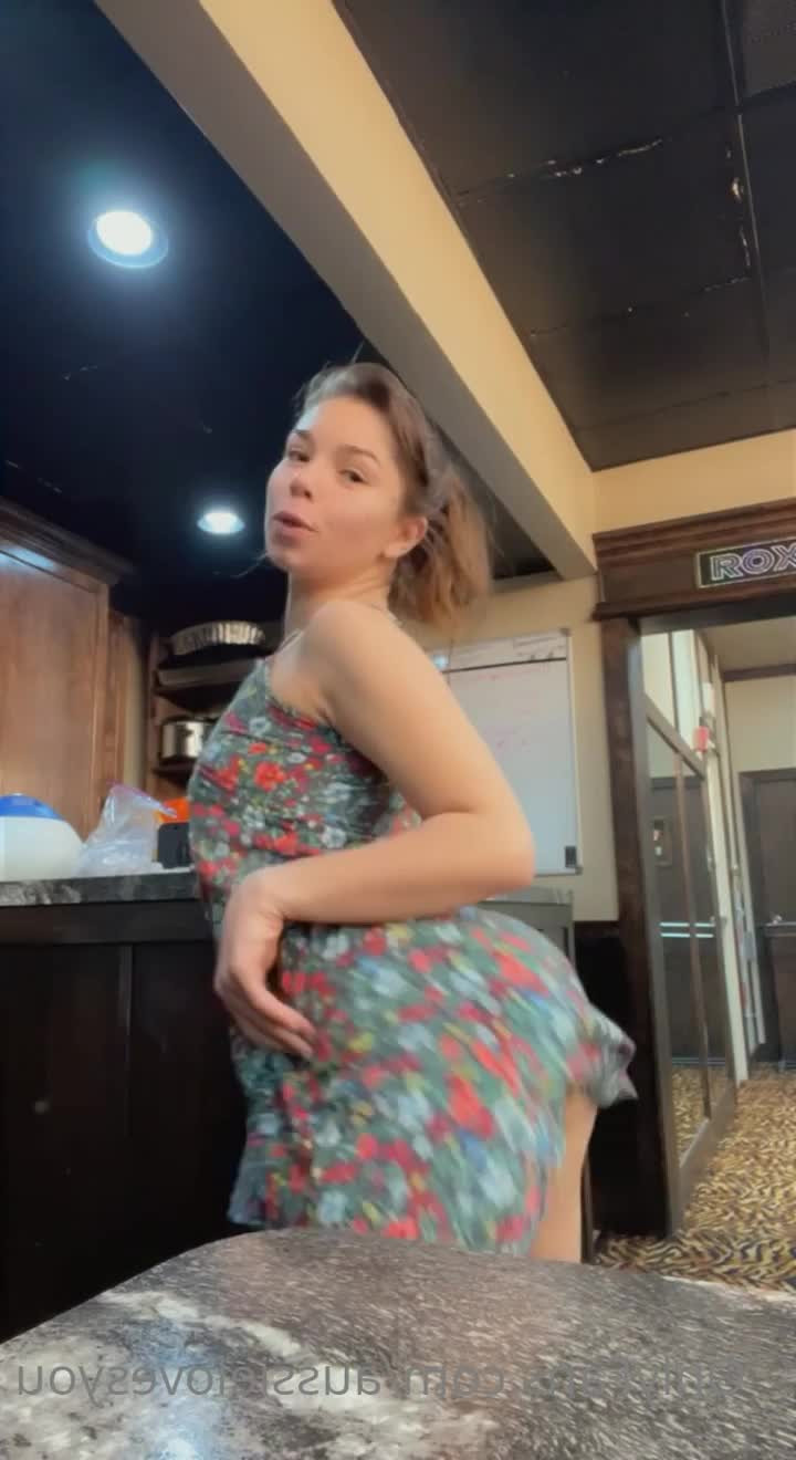 Angelina Castro [ angelinacastro ] - 😎 Is my birthday would you want a piece of cake 🎂🍑 Like if