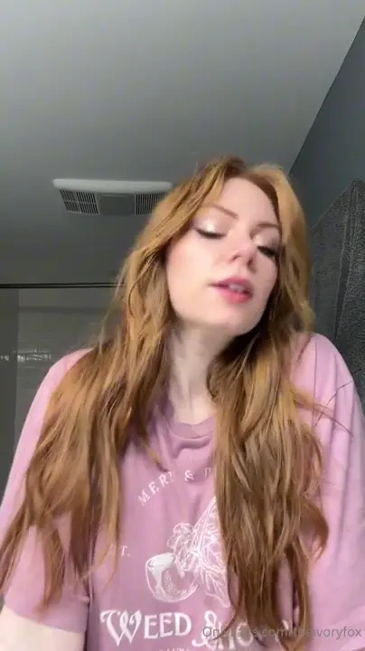 Redhead Ivory Fox Masturbates In The Bathtub