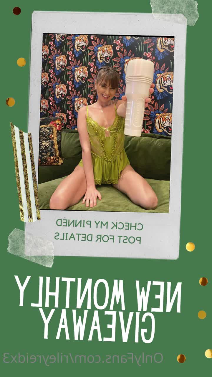 Riley Reid [ rileyreidx3 ] - Just a little collection of my the panties i wore the last couple days