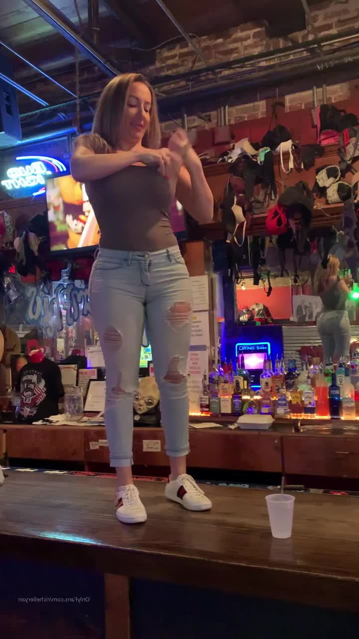 RICHELLE RYAN [ richelleryan ] - The burpiest chug!!!