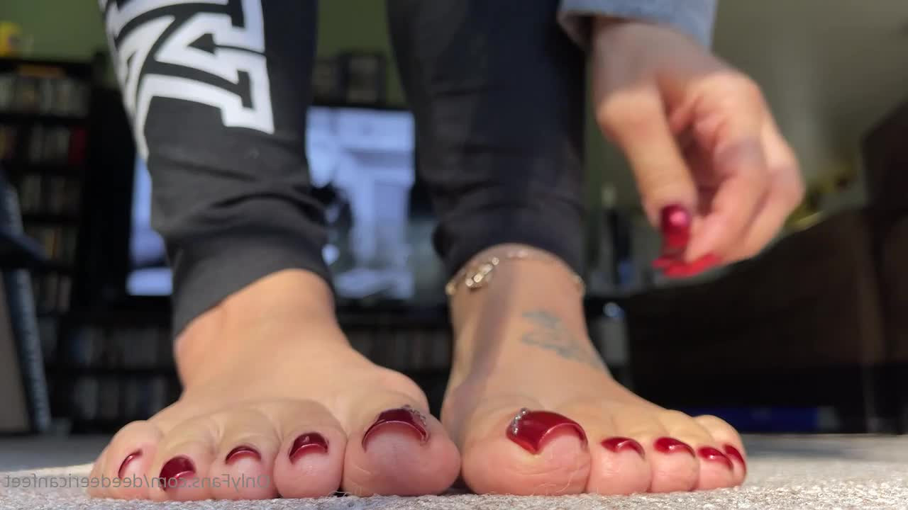 DeeDee [ deedeericanfeet ] - Huge jacked stud!