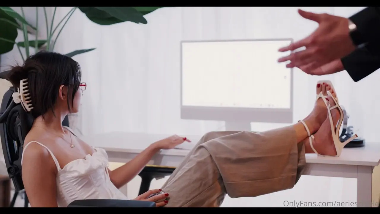 Secretary Aeries Steele Gives A Blowjob To Her Boss