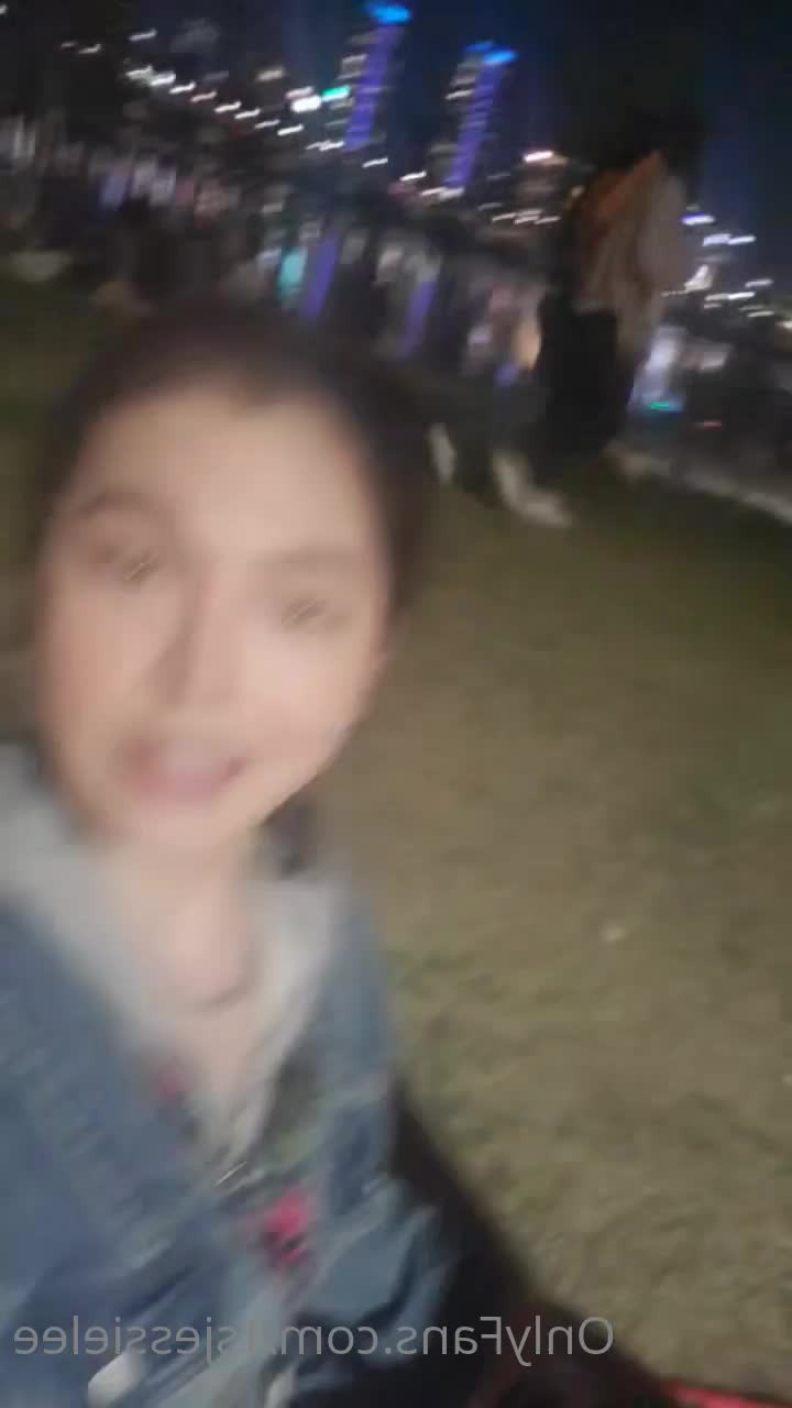 Jessie Lee [ tsjessielee ] - Did you see my new topless storytime video?! I’m thinking of making