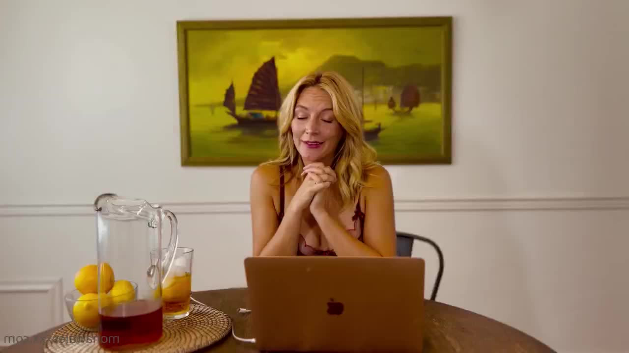 Mona Wales [ monawalesxxx ] - Help me work out today