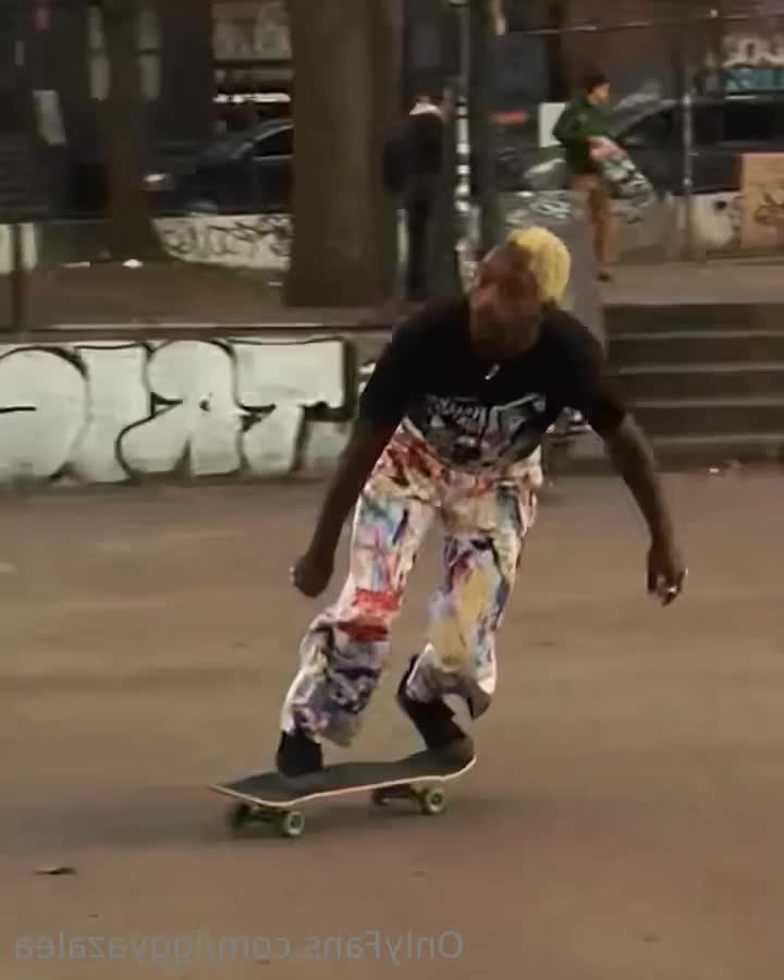 Iggy Azalea [ iggyazalea ] - Morning papi! Dm me if you have morning wood so we can sext.