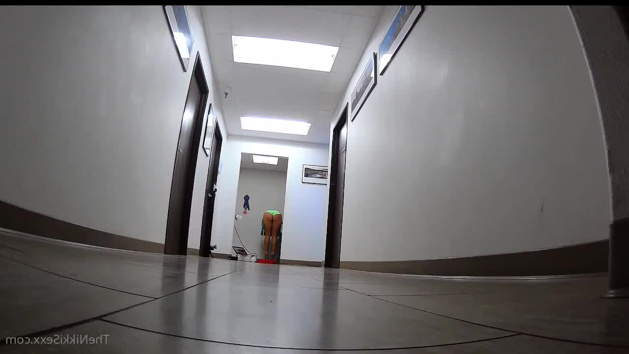 Nikki Sexx [ thenikkisexx ] - cum on these 🌈