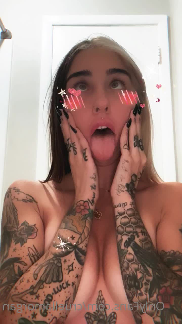 Cruella Morgan [ cruellamorgan ] - Sagging  horny fully clothed shower wearing 11 degree joggers and