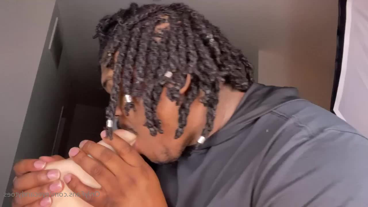 EyeCandyToes - More posts cumming soon  Here s my ass and foot  I think there s a