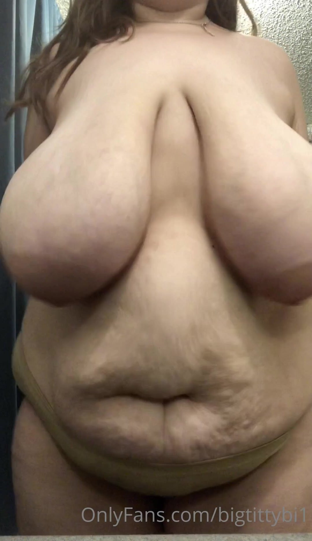 Busty Babe [ bigtittybi1 ] - Disneyyyyyland!