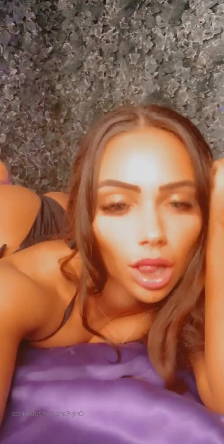 BRONTË [ bbrontte ] - Love it when he squirts that baby oil all over me and the rest