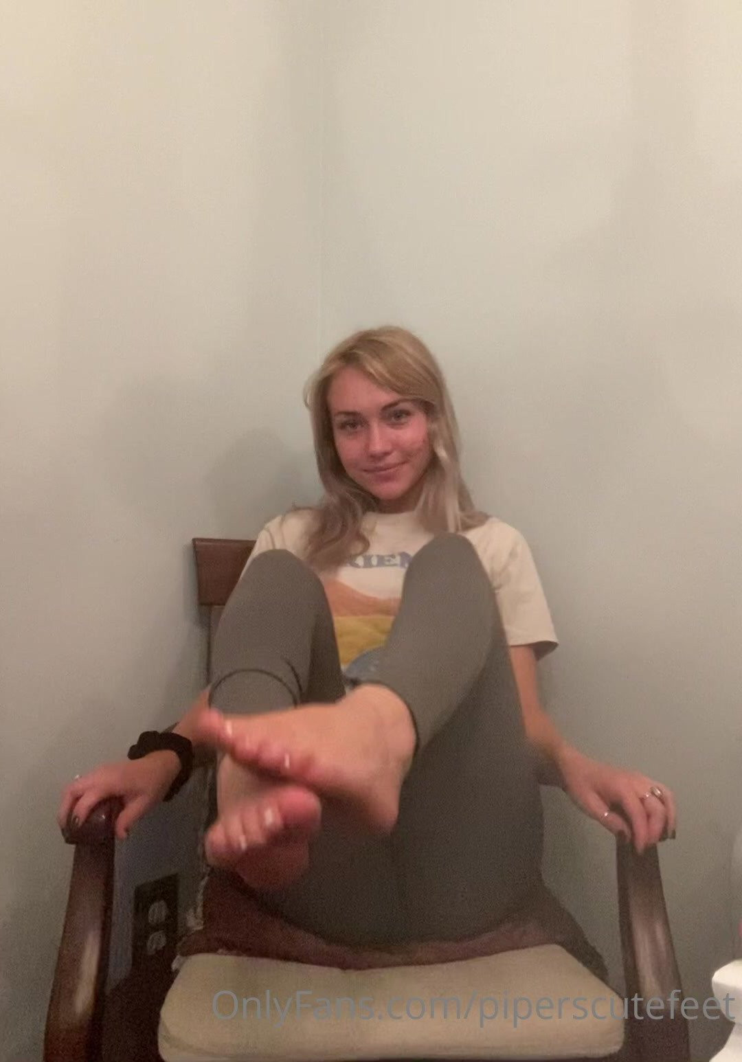 P I P E R     F O X [ piperscutefeet ] - Hey bitch.