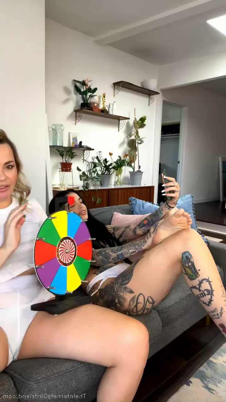 Dana DeArmond [ danadearmond ] - Watch me unwind then get off in my cute green nightie! - ePornLeak