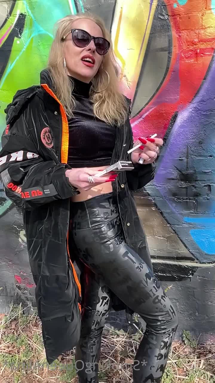 Smokingqueenalina - Ruin yourself and everything you love for me.