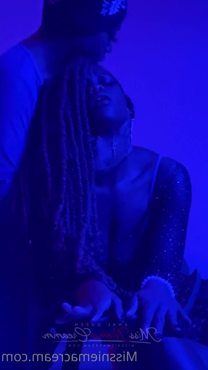 𝓐𝓷𝓪𝓵 𝓠𝓾𝓮𝓮𝓷 [ missniemacream ] - Goodmorning love  I just woke up and I don t feel like getting up  a