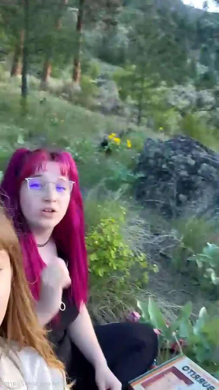 Bimbo supreme with extra yeast [ karra ] - Juicy buttocks turn on you, right? 🤤 Do you want me to spread them