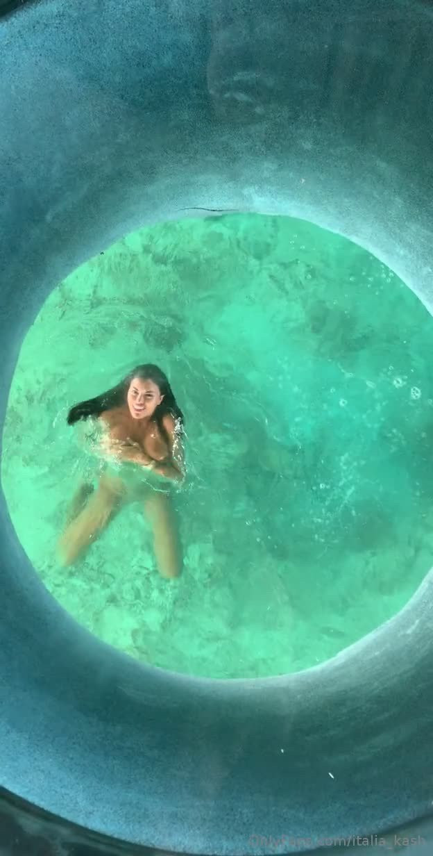 toochi kash [ italia_kash ] - When you stuff your fat chick pussy into some tights