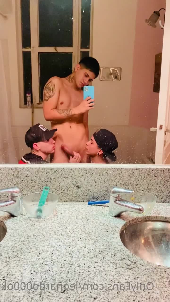 Joven Twink 🦁🔥 (top 0,75%) 🥵 [ leonardo000ok ] - De azul    yo frente a ti  de rodillas  tú sosteniendo mi cabeza y