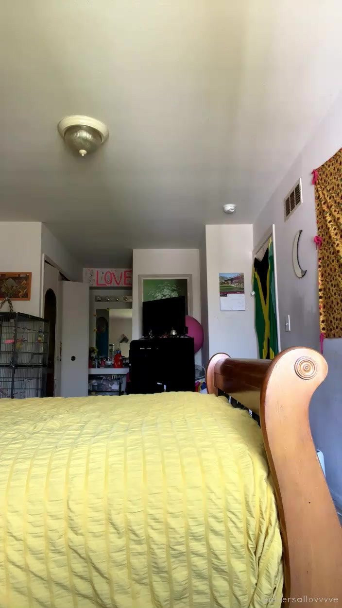 universallovvvve🎨🌻 [ universallovvvve ] - Waiting for my Saturday facial 💦. 600 likes on this and I'll get