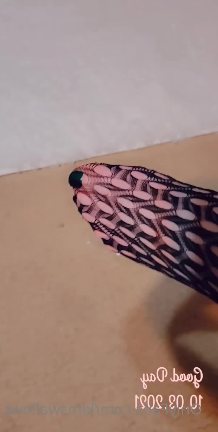 Kim Swallows [ kimswallows ] - Hey babes  Here is a new sexy video of me unbuttoning my top  Enjoy