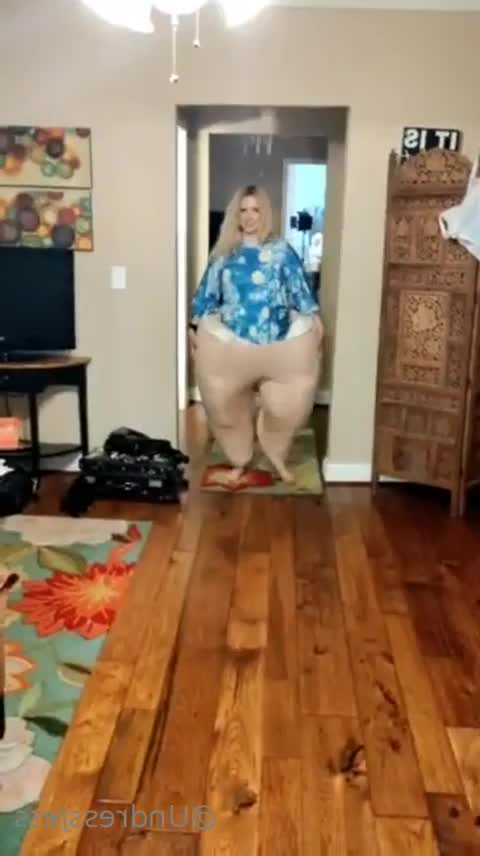 Jessa Flux [ undressjess ] - What do girls do after gym  Take some fresh air outside - ePornLeak