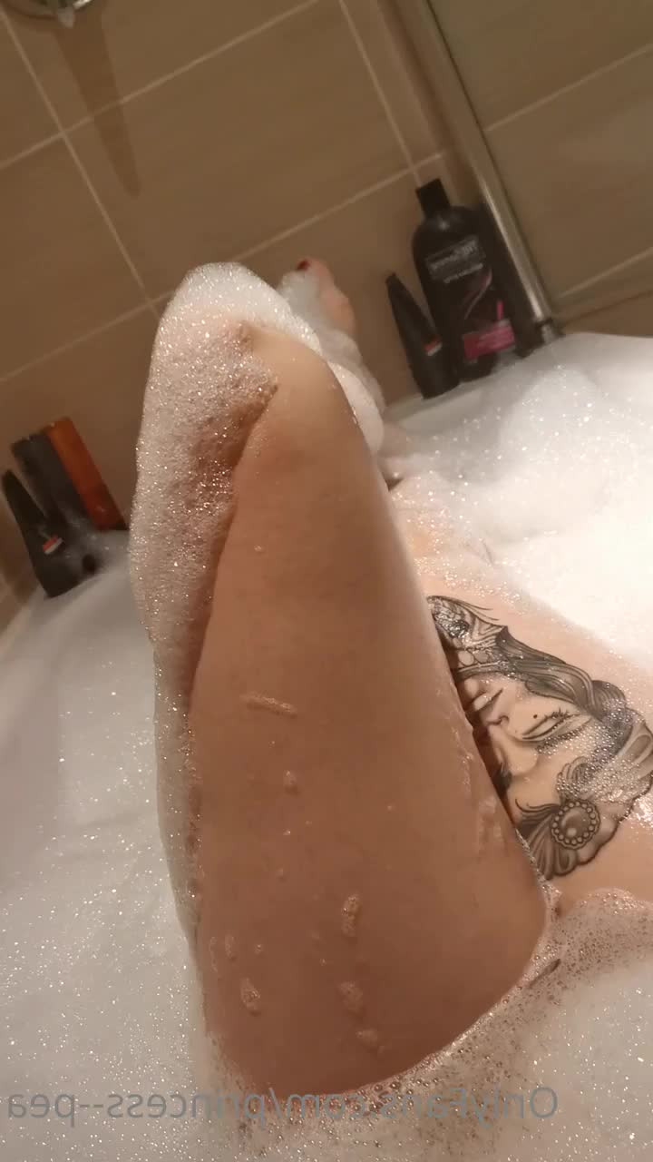 Mummy - Hung British TS [ urprincesspea ] - What do you think my nationality is - ePornLeak