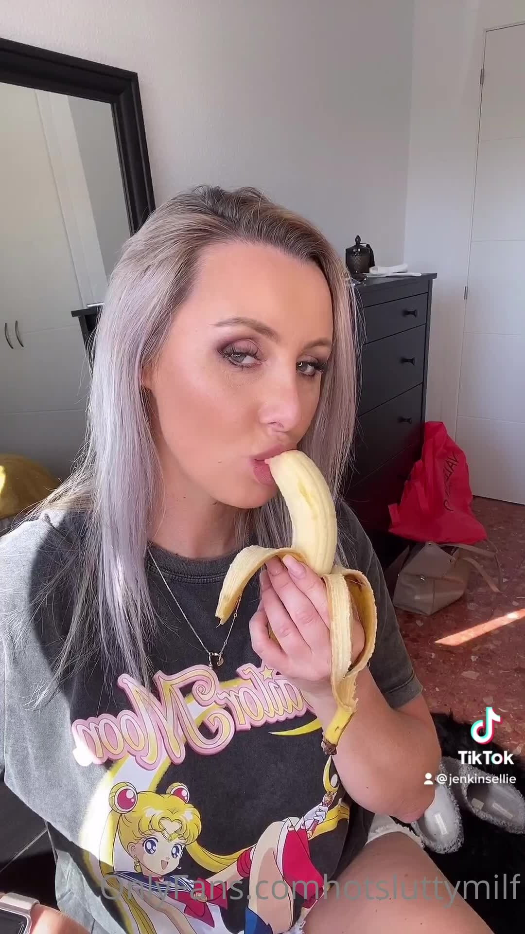 hotsluttymilf - 50% off all month 😜 https://onlyfans.com/pinkbentley 💦