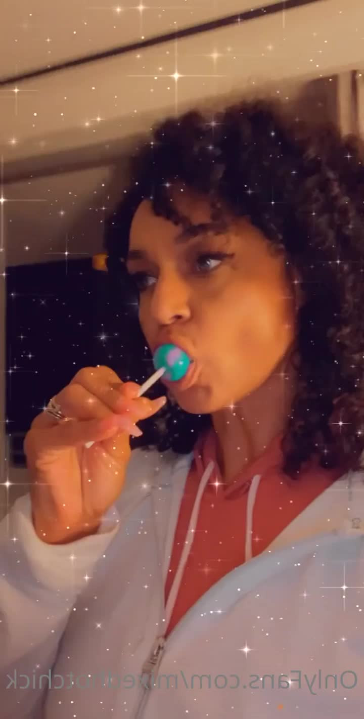 Mixedchik1 [ mixedhotchick ] - Natural boobs 🍒