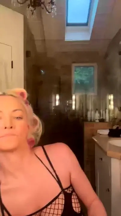 Lindsey Pelas Seducing In A Live Stream
