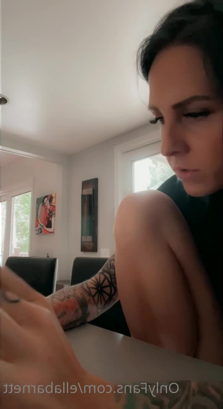 Ella Barnett-  Bisexual Tattooed Mom [ ellabarnett ] - Any feet custom content requests, DM me 😋🦶🏼