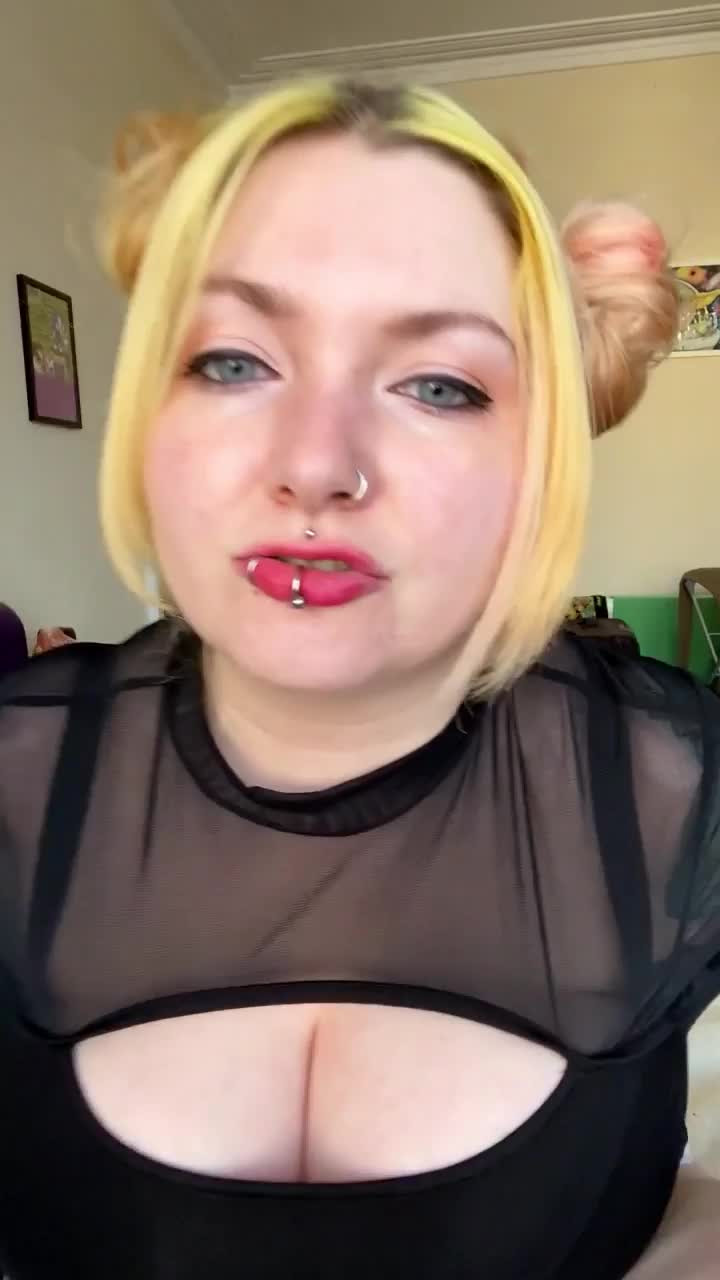 Nayru [ nayrucosplay ] - No one can cage me up because I have the wings to fly high.💕😉