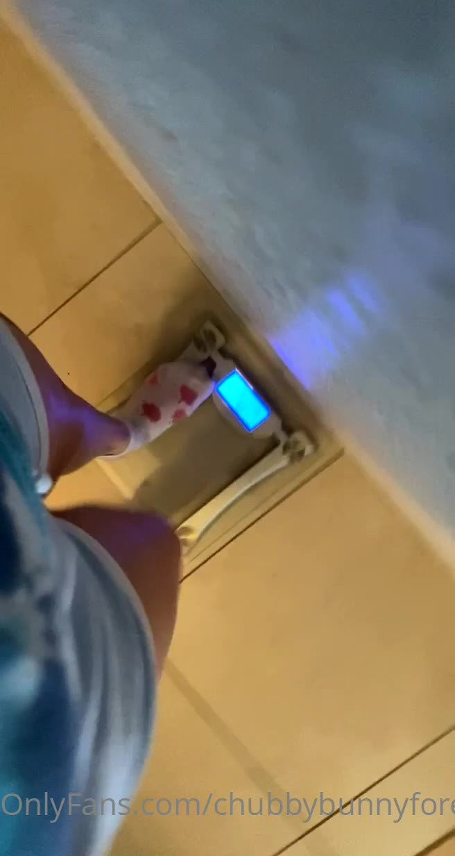 Bunny 🐰 [ chubbybunnyforever ] - Red feet rule