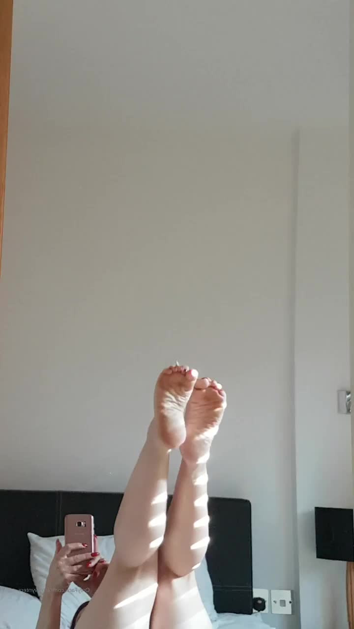 FetishQueenAmy [ amywynters ] - 💛NEW GOLD DRESS STRIP AND PLAY💛  Tip $25 for the full video on - ePornLeak