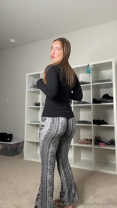 Urgirlvalentina Making Her Booty Clap