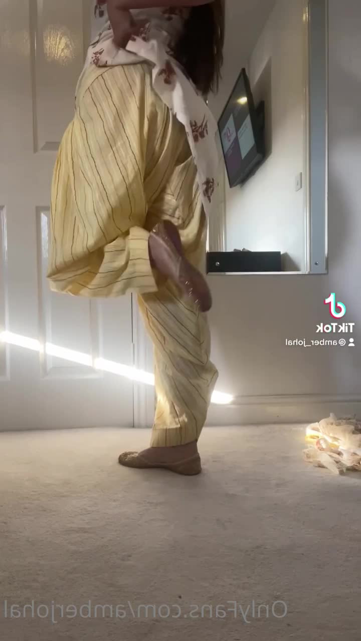 Amber Johal [ amberjohal ] - Second upskirt in a supermarket!