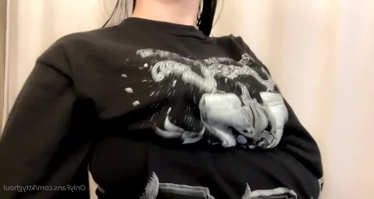 elissa ♡ [ kttyghoul ] - Went to start my car and it s so cold my nipples got hard instantly