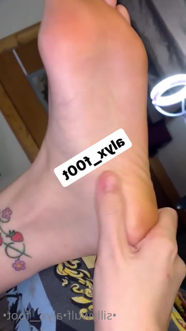 Alyx_Foot [ tinykittie ] - would you hire me to walk your dog?