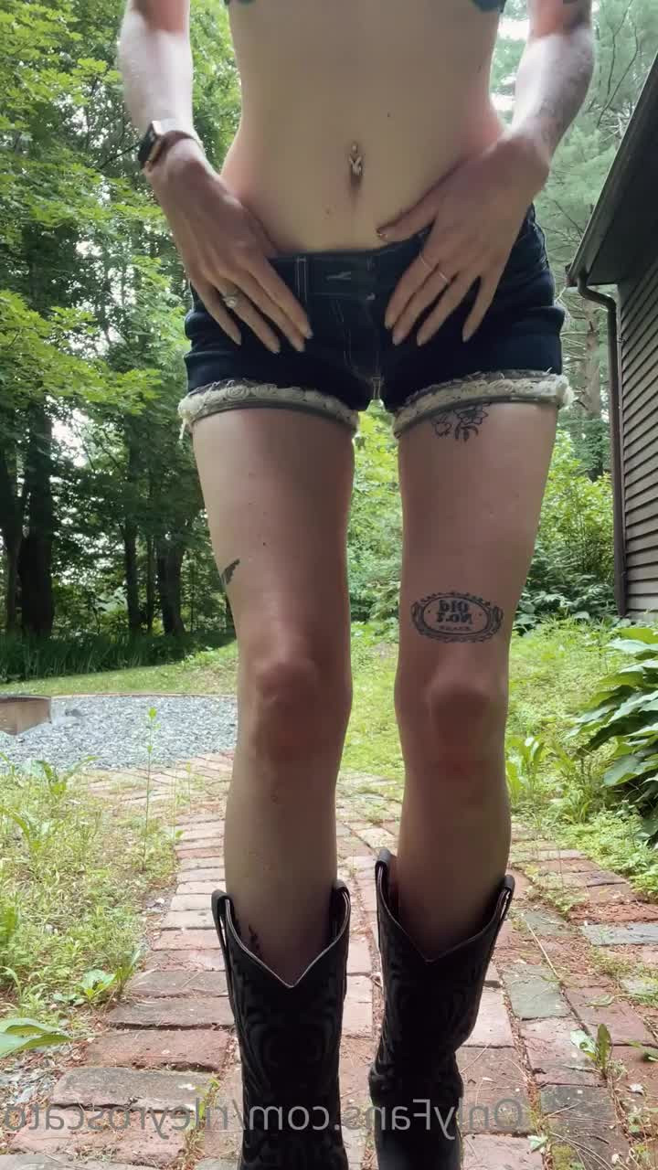 Riley Roscato [ rileyroscato ] - giving a BJ on the beach... risky but very fun heheh ;) @beachbaby69 - ePornLeak