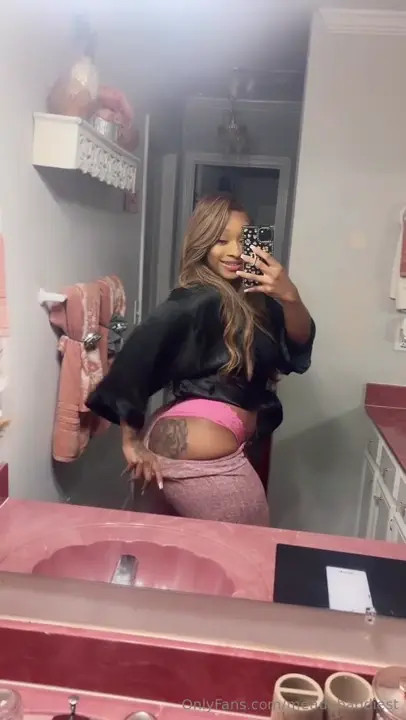 Meadabaddiest Showing Her Buttocks