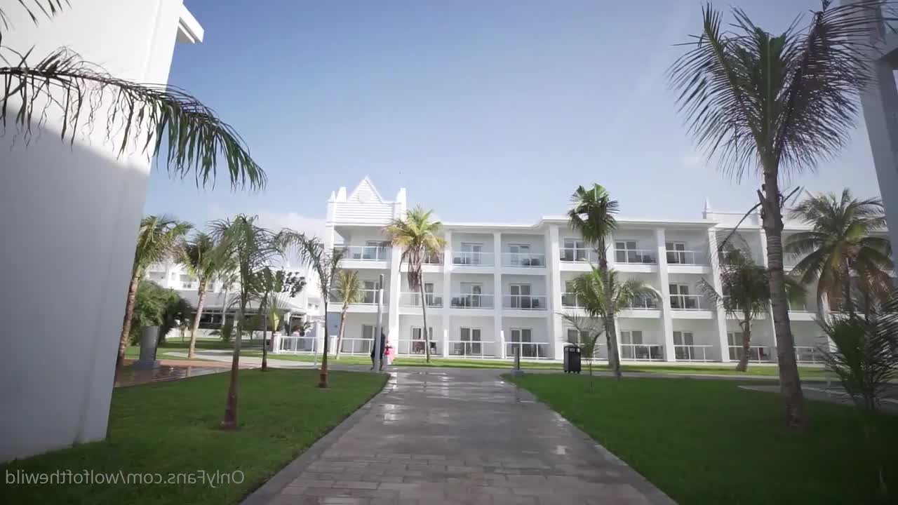 Holly Wolf [ wolfofthewild ] - Tip  10 to see the towel disappear - ePornLeak