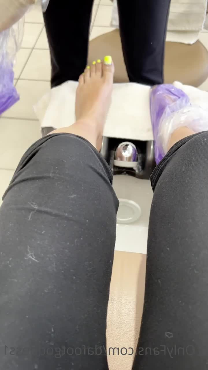 Da Foot Goddess [ dafootgoddess1 ] - You come over and find me on my knees in this skirt.... what do you - ePornLeak