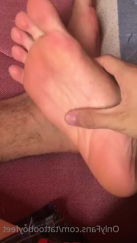 TATTOOBOYFEET - Aquí pensando que ya hace falta que me den una mamada