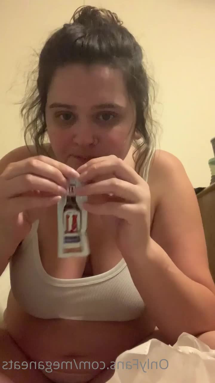 Megan LovesCake 🍰🍽 [ meganeats ] - Im waiting to play 💋